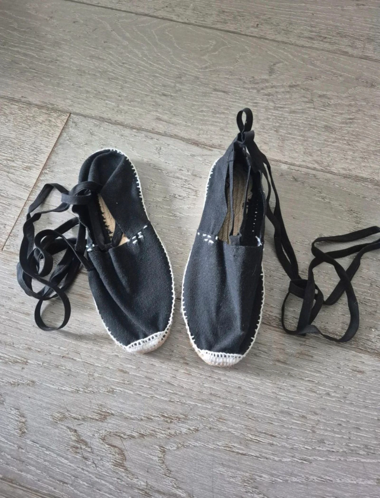 Zapatillas planas negras esparto con cintas. Cousu main.Talla 39